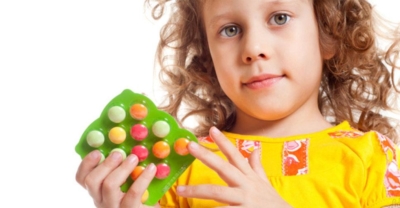 Какие симптомы укажут на нехватку или переизбыток витамина Д у ребенка? Чем это опасно и что делать?