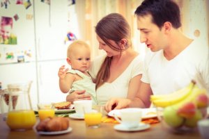 Что можно есть кормящей маме в первый месяц после родов - список необходимых продуктов, и перечень опасных