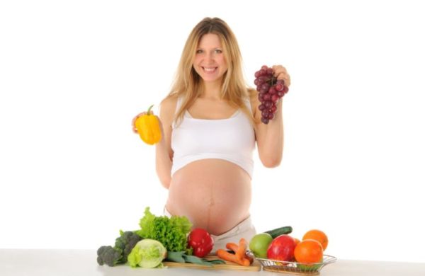 Беременная девушка с фруктами