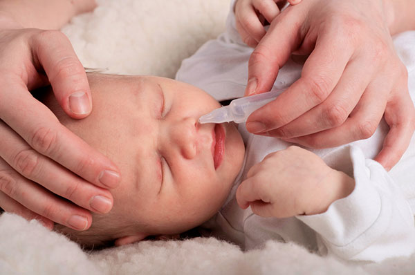 Выбираем капли в нос для новорожденных, инструкция по закапыванию капель детям