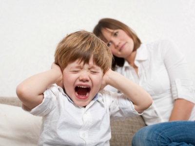 Почему ребенок в 2 года не слушается родителей и заказывает истерики? Все просто - он растет!