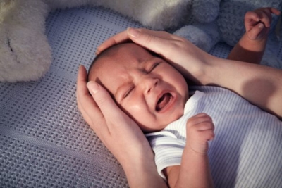 Почему новорожденный ребенок беспокойно спит — кряхтит, тужится, ерзает? Когда стоит волноваться?