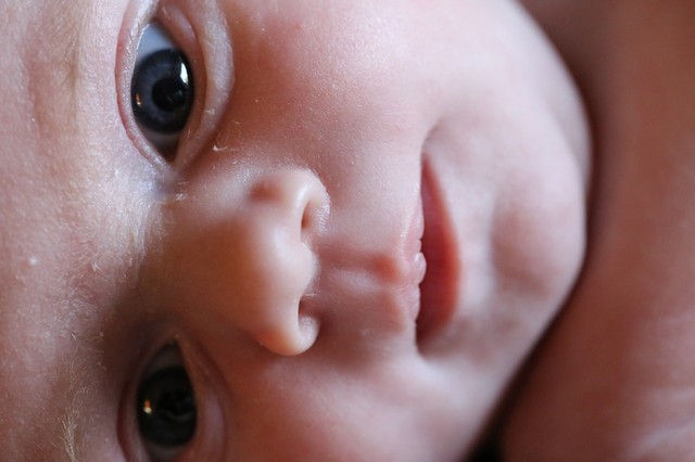 Как ухаживать за глазками новорожденного вам расскажет медицинская сестра при первом посещении малыша