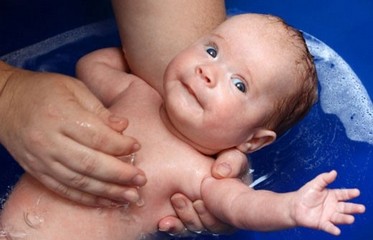 как правильно купать новорожденную девочку
