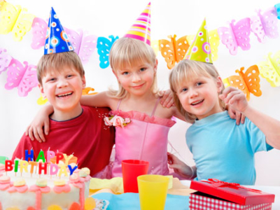 Как организовать праздник в детском саду на день рождения и какие угощения принести?