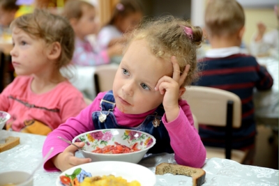 Как организовано питание в детском саду? Нормы, режим, стоимость и другие важные нюансы