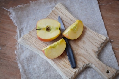 Можно ли кормящим мамам есть шарлотку? Правила употребления и полезные рецепты пирогов с яблоками