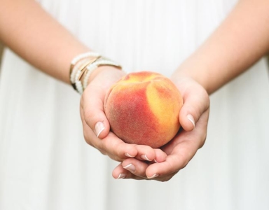 Душистые сочные персики – особенности употребления при грудном вскармливании