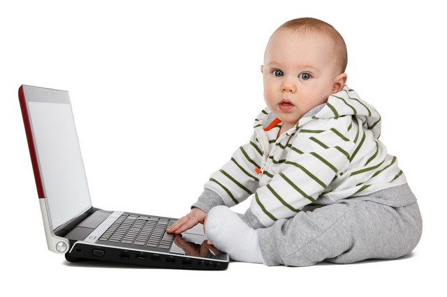 малыш сидит за компьютером
