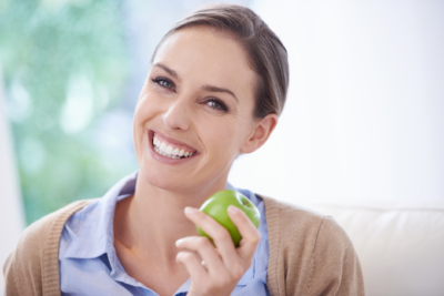 Можно ли есть яблоки в первый месяц грудного вскармливания? Как выбрать фрукты и вводить в рацион?